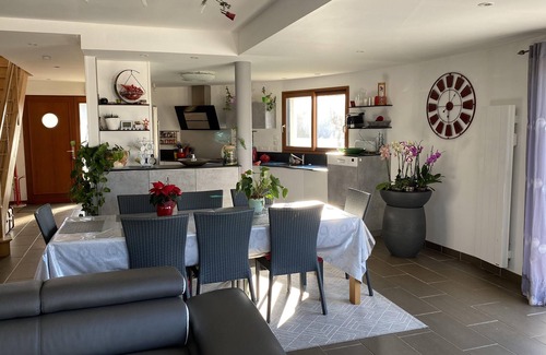 Trevignon Casa | Casa de vacaciones moderna, vista al mar y jardín cerrado.