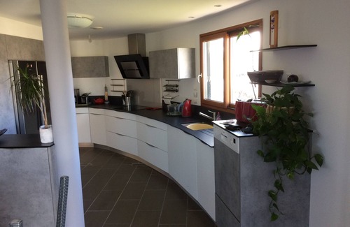 Trevignon Casa | Casa de vacaciones moderna, vista al mar y jardín cerrado.