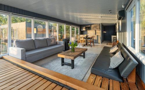 Holesovice Alquiler De Eote | Houseboat - best place in Prague