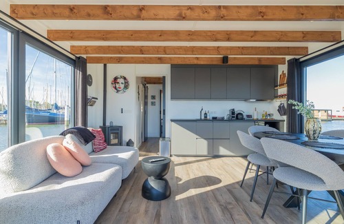 Municipality of Waterland Alquiler De Eote | Houseboat: "De Albatros" with tender