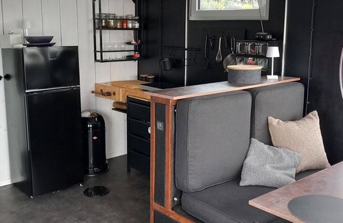 Center Alquiler De Eote | Houseboat "Frodewin" experience on the water in Aurich harbor