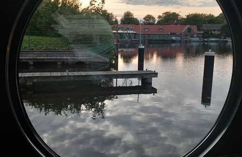 Center Alquiler De Eote | Houseboat "Frodewin" experience on the water in Aurich harbor