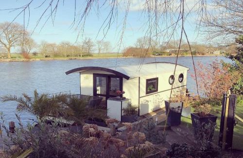 Lathum Alquiler De Eote | Houseboat in Lathumse Plas with Harbor Views
