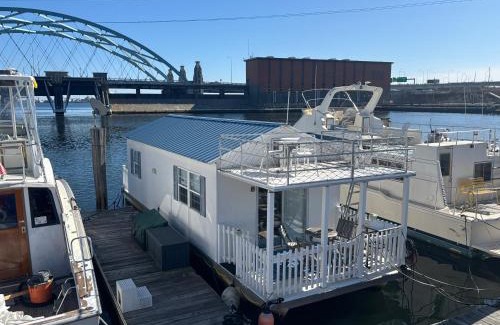 Fox Point Alquiler De Eote | Houseboat in Providence!