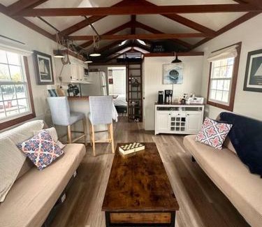 Fox Point Alquiler De Eote | Houseboat in Providence!