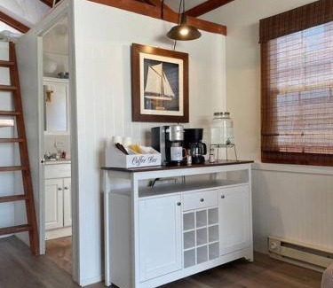 Fox Point Alquiler De Eote | Houseboat in Providence!
