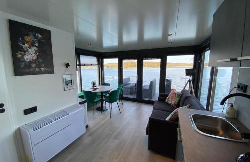 Middelaar Chalet De Esquí | Houseboat Marina Mookerplas 4-6 persons