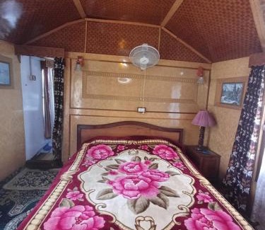 Dal Lake Alquiler De Eote | Houseboat Parimahal Deluxe