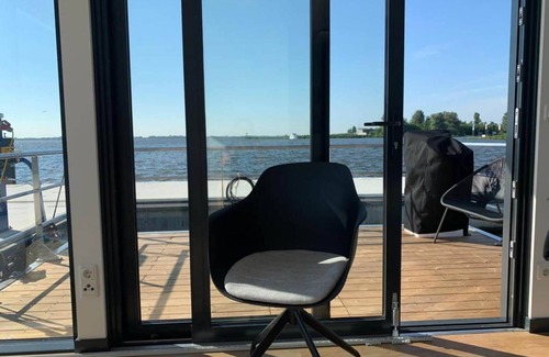Offingawier Alquiler De Eote | Casa flotante Sneekermeer con terraza