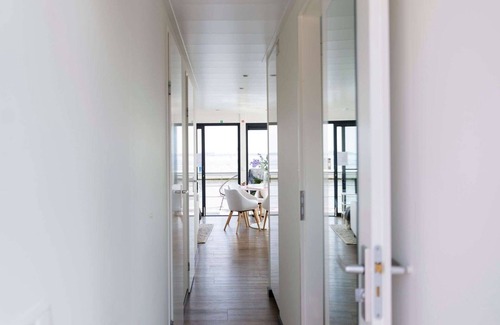 Offingawier Alquiler De Eote | Casa flotante Sneekermeer con terraza