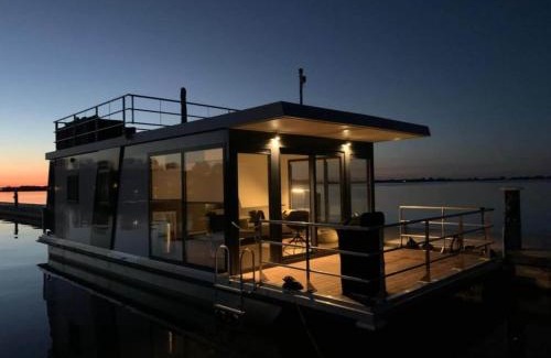 Offingawier Alquiler De Eote | Houseboat Sneekermeer with Sun Deck, cleaning included