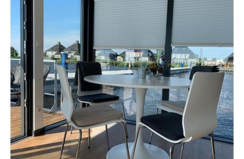 Offingawier Alquiler De Eote | Houseboat Sneekermeer with Sun Deck, cleaning included