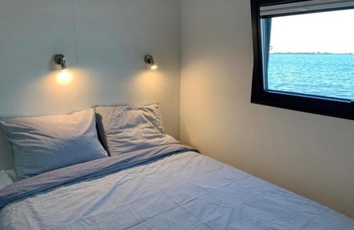 Offingawier Alquiler De Eote | Houseboat Sneekermeer with Sun Deck, cleaning included
