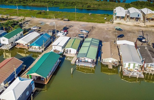Venice Alquiler De Eote | HOUSEBOAT (2br / 1ba) RECIENTEMENTE RENOVADO, MUELLE PRINCIPAL, capacidad para 7-9; Venice Marin