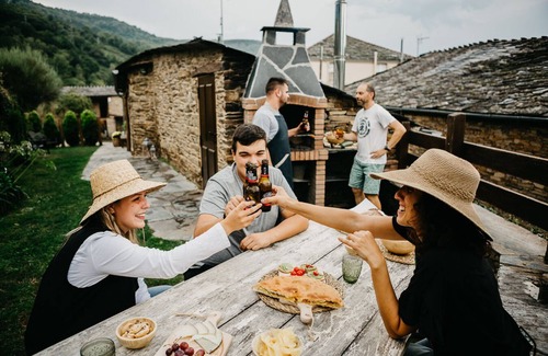 Samos Cabaña | Casa con jardín y barbacoa en Samos, a pie del Camino de Santiago. 8 plazas