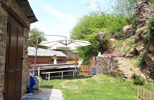 Samos Cabaña | Casa con jardín y barbacoa en Samos, a pie del Camino de Santiago. 8 plazas
