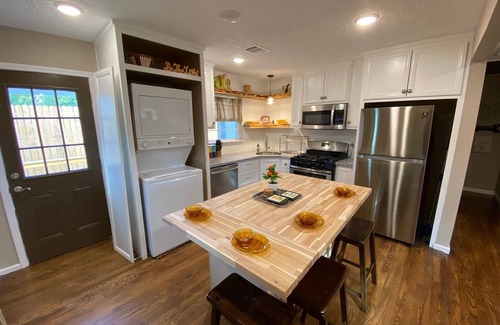 Northside Casa | Houston Cozy Cottage Home, Dog Friendly Home Gated