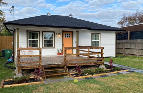 Northside Casa | Houston Cozy Cottage Home, Dog Friendly Home Gated