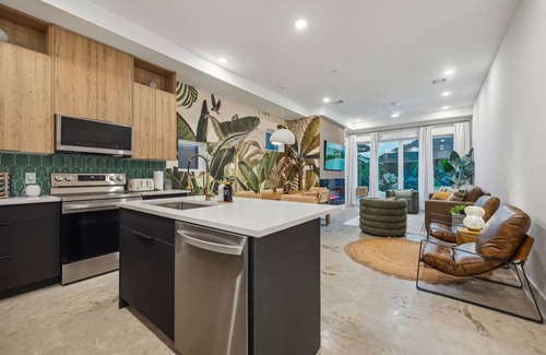 Southeast Houston Casa | Houston Duplex Duo/Pool/Mega Hottub/Golf/Sleeps 45