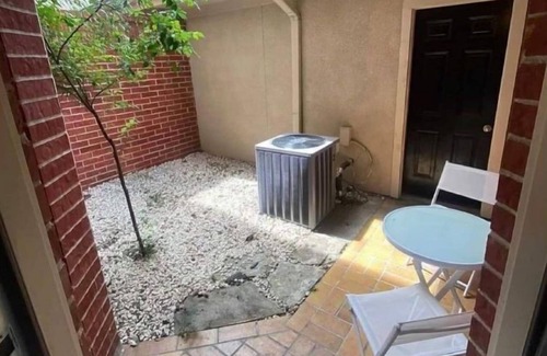Houston Casa | Houston-Gallo Townhome
