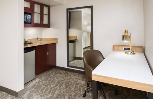 Southeast Houston Hotel | Houston Getaway: Pool Access, Free Airport Shuttle | Near Houston Zoo | 3 Rooms