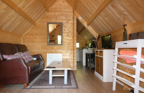 Marum Cabina | Houten blokhut tegen bos
