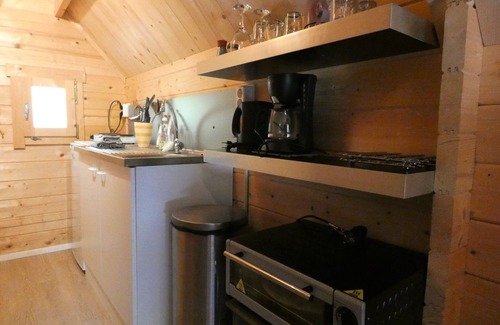 Marum Cabina | Houten blokhut tegen bos