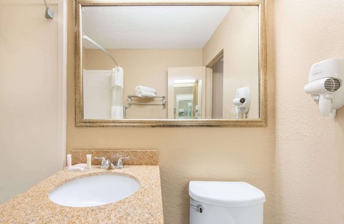 Lake Charles Hotel | Howard Johnson by Wyndham Historic Lake Charles