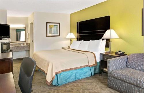 Washington Ave./ Memorial Park Hotel | Howard Johnson by Wyndham Houston Heights Downtown