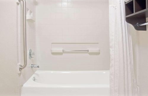 Washington Ave./ Memorial Park Hotel | Howard Johnson by Wyndham Houston Heights Downtown