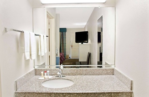 Washington Ave./ Memorial Park Hotel | Howard Johnson by Wyndham Houston Heights/Downtown