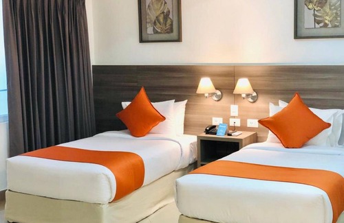 Petit Jean Ocharan Hotel | Howard Johnson by Wyndham Lima Miraflores Larco
