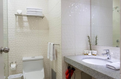 Petit Jean Ocharan Hotel | Howard Johnson by Wyndham Lima Miraflores Larco