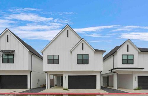College Station Casa | Howdy House 4 King Suites Community Pool in Heart of BCS