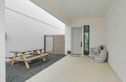 College Station Casa | Howdy House 4 King Suites Community Pool in Heart of BCS