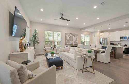 College Station Casa | Howdy House 4 King Suites Community Pool in Heart of BCS