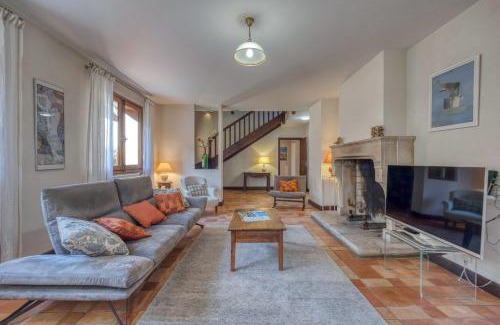 Seyssins Casa | #HP La maison des Lilas Large family house sleeps 12 garden
