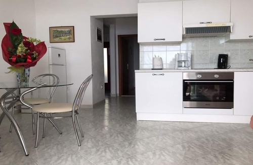 Seget Vranjica Apartamento | Abril y mayo-10% de descuento, vistas increíbles, playa privada en el mar, piscina climatizada
