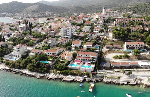 Seget Vranjica Apartamento | Abril y mayo-10% de descuento, vistas increíbles, playa privada en el mar, piscina climatizada