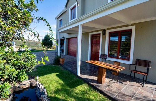 Knysna Apartamento | Hubert's Ecke: A Tranquil and Peaceful Space