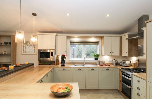 Runswick Bay Cabaña | HUCKLEBERRY, pet friendly, country holiday cottage in Staithes