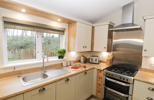 Runswick Bay Cabaña | HUCKLEBERRY, pet friendly, country holiday cottage in Staithes