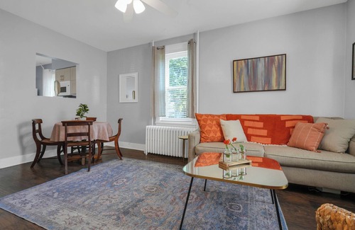 North Wales Apartamento | Huckleberry House - 2 Bedroom Apartment Fenced Backyard