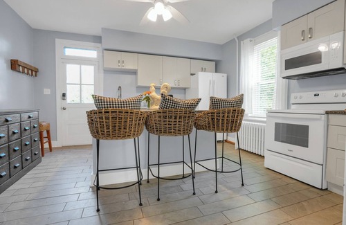 North Wales Apartamento | Huckleberry House - 2 Bedroom Apartment Fenced Backyard
