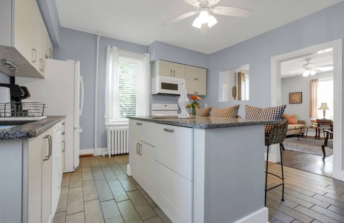 North Wales Apartamento | Huckleberry House - 2 Bedroom Apartment Fenced Backyard