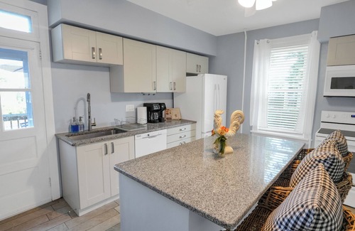 North Wales Apartamento | Huckleberry House - 2 Bedroom Apartment Fenced Backyard