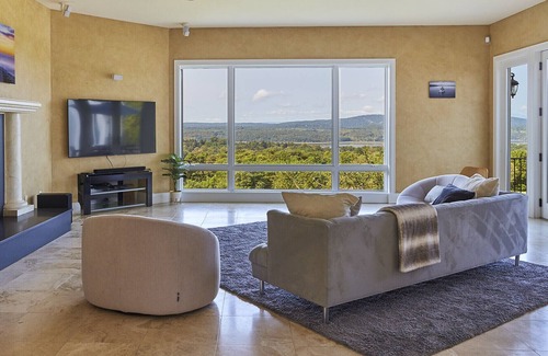 Staatsburg Casa | Hudson River retreat. Beautiful villa with amazing views near Rhinebeck