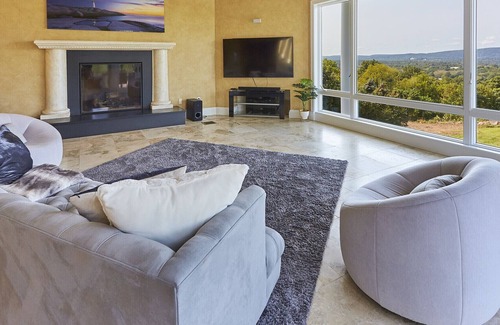 Staatsburg Casa | Hudson River retreat. Beautiful villa with amazing views near Rhinebeck