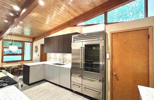 Monroe Casa | Hudson Valley Mid Century Monroe Bungalow -1 hr from NYC - Gourmet Kitchen