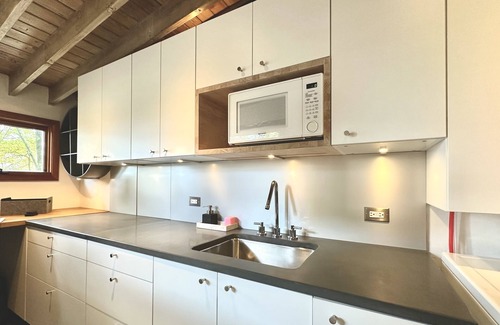 Monroe Casa | Hudson Valley Mid Century Monroe Bungalow -1 hr from NYC - Gourmet Kitchen